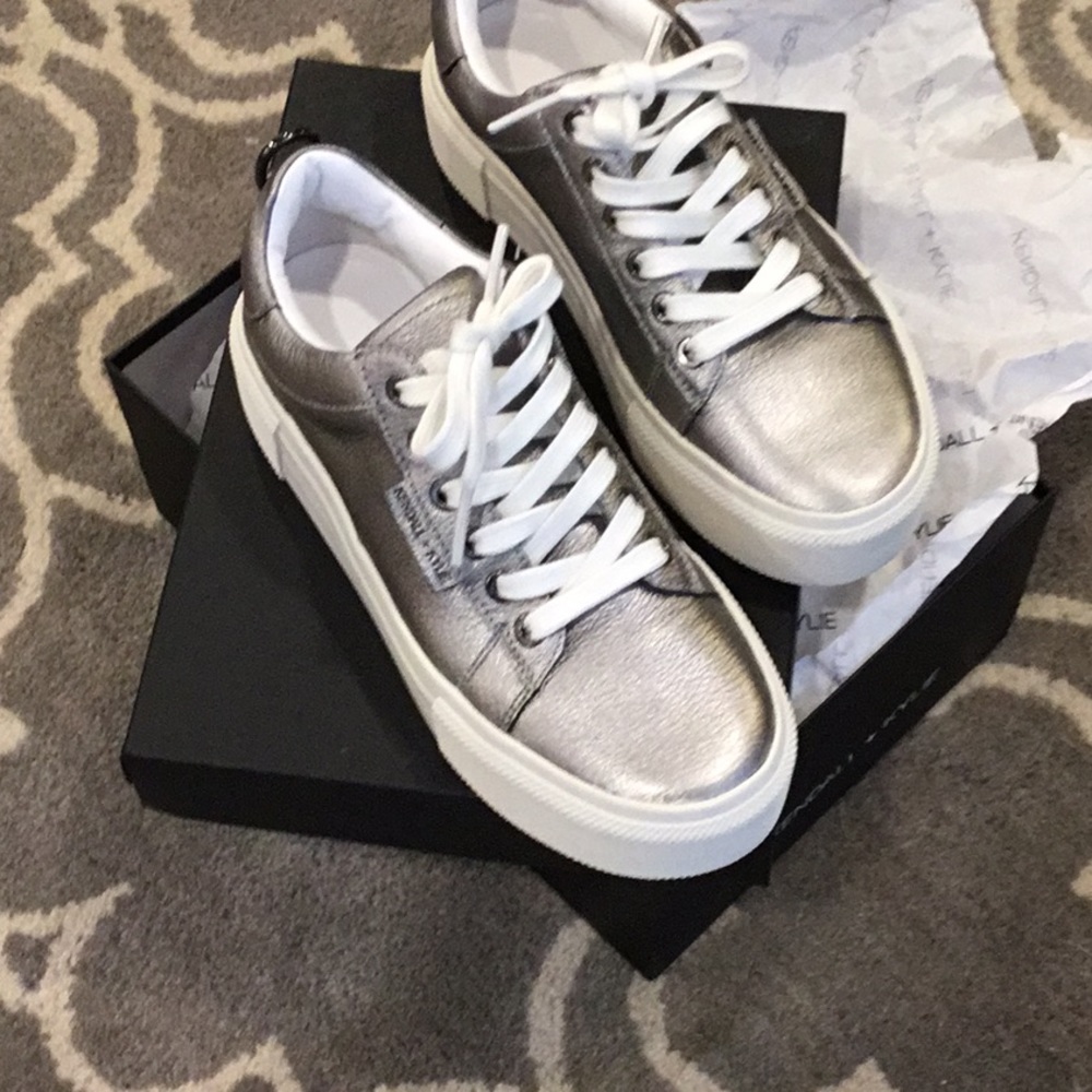 ❤️❤️❤️New ...Kendall and Kylie metallic sneakers